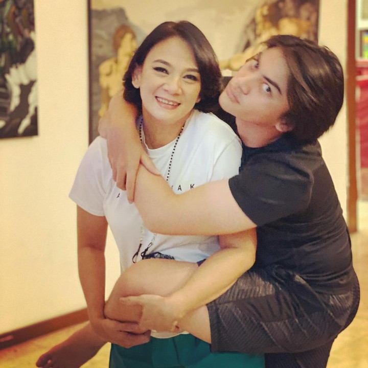 <p>Meski sudah besar, Arka masih tetap manja ketika sedang berkumpul bersama ibunda, nih. (Foto: Instagram @bu_deedee)</p>