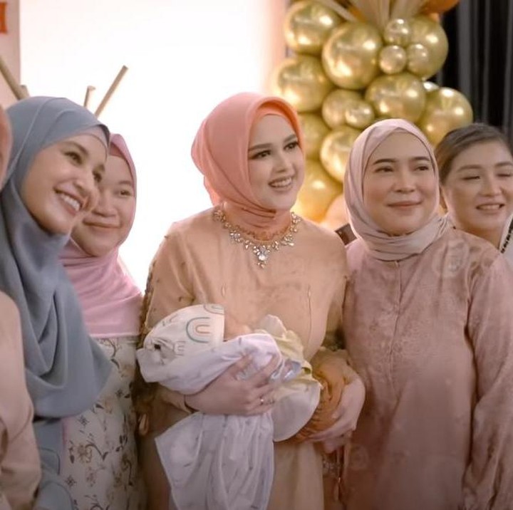 <p>Beberapa rekan artis dan sahabat turut menghadiri acara akikah tersebut seperti Irish Bella, Shireen Sungkar, Fitri Tropica, hingga Baim Wong. (Foto: YouTube RogerChika Journey)</p>