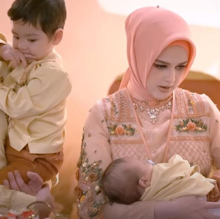 <p>Momen ketika prosesi cukur rambut Jourell bersama keluarga dan tamu pilihan keduanya. (Foto: YouTube RogerChika Journey)</p>