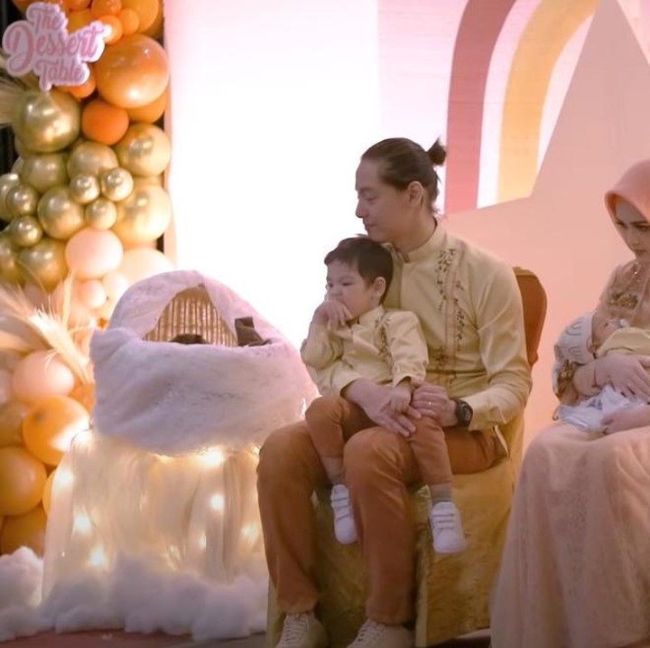 <p>Pada akhir bulan Mei, Cut Meyriska dan Roger Danuarta melaksanakan akikah anak keduanya, Jourell Kenzie Danuarta. (Foto: YouTube RogerChika Journey)</p>