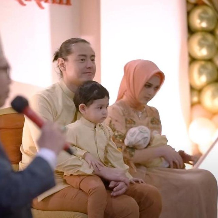<p>Potret saat doa bersama membuat suasana akikah teras khidmat. (Foto: YouTube RogerChika Journey)</p>