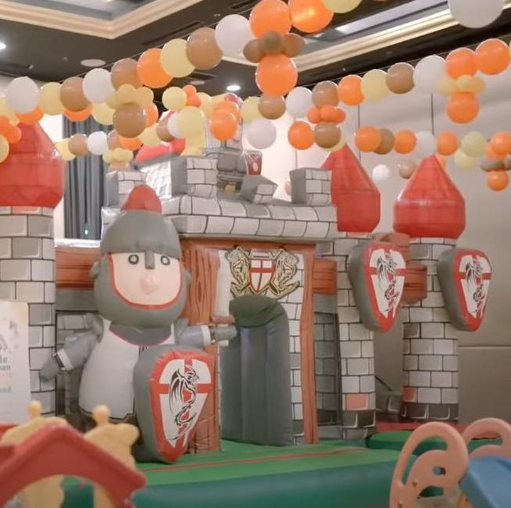 <p>Selain dekorasinya,<em> playground</em> untuk tamu anak-anak juga menyita perhatian, Bunda. Ukurannya pun tak tanggung-tanggung besarnya. (Foto: YouTube RogerChika Journey)</p>