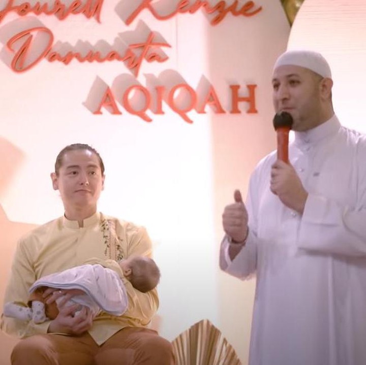 <p>Yang cukup menarik perhatian adalah dekorasi dari acara akikah, bernuansa oranye senada dengan busana yang dikenakan Cut Meyriska dan Roger Danuarta. (Foto: YouTube RogerChika Journey)</p>