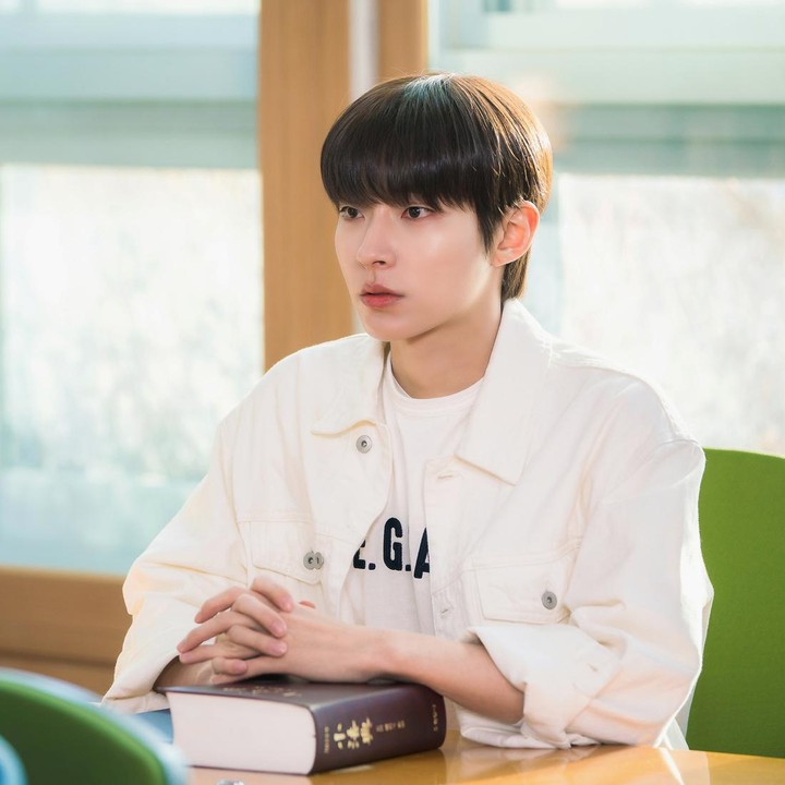 <p>Hwang In Yeop membintangi drama Korea terbaru berjudul <em>Why Her</em>. Bukan <em>second lead,</em> kali ini ia didapuk menjadi pemeran utama lho, Bunda. (Foto: Dok. SBS TV)</p>