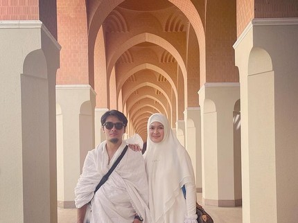 Momen Haru Ricky Harun Ajak Ibunda Umrah, Janji Jaga Sampai Akhir Hayat