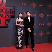Pasangan On & Off Screen, Intip Gaya Couple Natalia Dyer dan Charlie Heaton yang Modis Ini