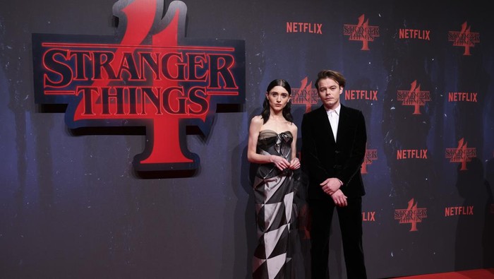 Pasangan On & Off Screen, Intip Gaya Couple Natalia Dyer dan Charlie Heaton yang Modis Ini Pasangan On & Off Screen, Intip Gaya Couple Natalia Dyer dan Charlie Heaton yang Modis Ini