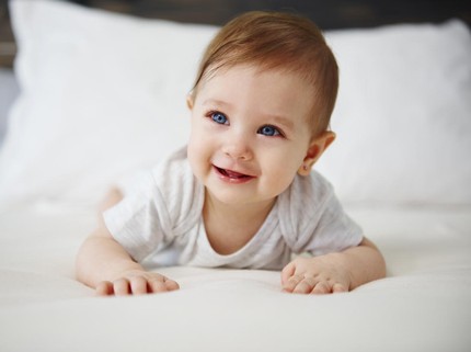 Perkembangan pada Bayi Usia 7 Bulan, Sudah Bisa Merangkak
