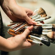 Ingin Kuas Makeup Terlihat Seperti Baru dan Nyaman Digunakan? Ini 5 Langkah Mudah Membersihkannya!