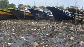 img-title Pemerintah Didesak Beri Sanksi Produsen AMDK Pencemar Lingkungan