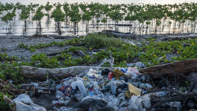 Indonesia menargetkan mengurangi sampah plastik masuk ke laut hingga 70 persen pada 2025 nanti, tapi sejauh ini baru tercapai 28,5 persen.
