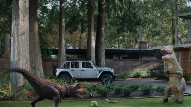 Jurassic World Dominion semakin menarik ditonton dengan penampilan mobil dan motor tangguh.