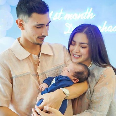 7 Potret Jedar & Vincent Verhaag Pamer Wajah Sang Putra