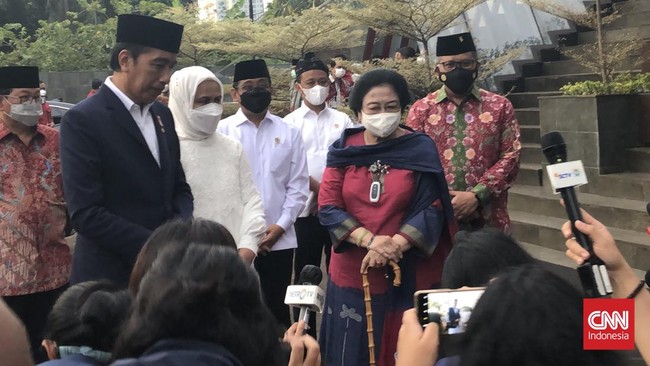 Bukan saja hormat, Jokowi mengaku juga menaruh kepercayaan penuh kepada Mega, dan kepercayaan tersebut kata dia tak pernah berubah.