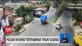 VIDEO: Detik-detik Polisi Nyaris Tertabrak Truk Oleng