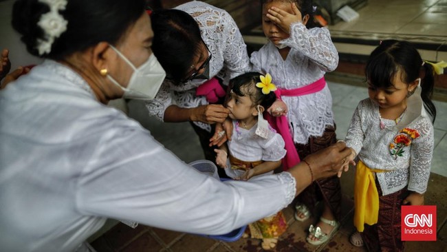 FOTO: Khidmat Sembahyang Hari Raya Galungan di Pura Aditya