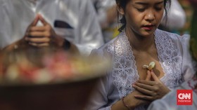 FOTO: Khidmat Sembahyang Hari Raya Galungan di Pura Aditya