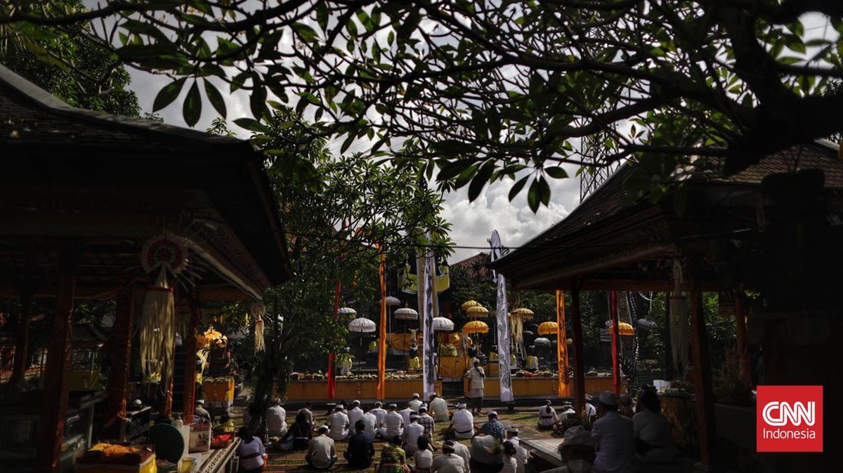FOTO: Khidmat Sembahyang Hari Raya Galungan di Pura Aditya