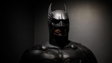 Perancang Kostum Batman Cerita Alasan Pasang Puting di Batsuit