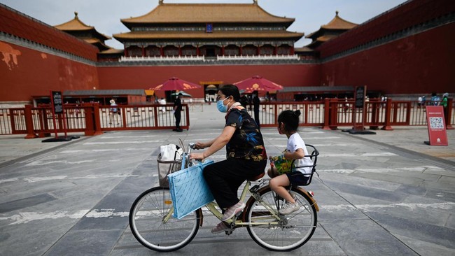 Bank Dunia memangkas proyeksi ekonomi China 2022 dari 5 persen menjadi 2,8 persen karena penerapan lockdown untuk mencegah penyebaran covid-19.