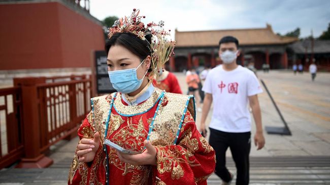 Dalam tradisi China, jumlah dan posisi kancing baju dipercaya membawa makna keberuntungan hingga pertanda kematian.