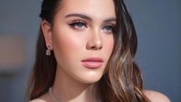 <p>Di hari pernikahan Eva Celia, Manuela tampil <em>stunning</em> dengan riasan memesona. Rambutnya yang berwarna cokelat dibiarkan tergerai dengan ikal cantik. ia juga memakai gaun bertali tipis. (Foto: Instagram @sophia_latjuba88 @rhay_david @iwantaufik_taufik)</p>