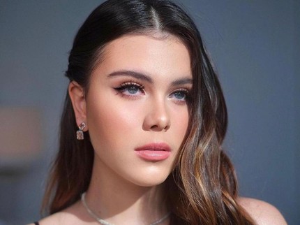7 Potret Memesona Manuela Aziza, Putri Sophia Latjuba di Pernikahan Eva Celia