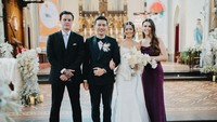 <p>Adik tiri Eva Celia turut hadir mengisi momen pernikahannya dengan Demas Narawangsa pada pekan lalu. (Foto: Instagram @sophia_latjuba88)</p>