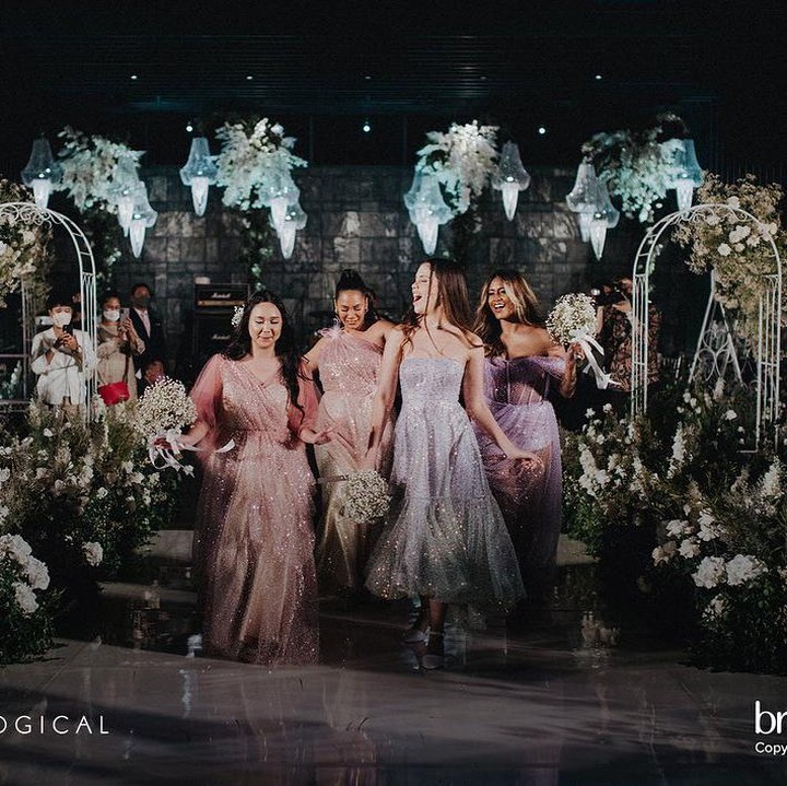 <p>Manuela juga ikut hadir di acara resepsi yang digelar pada malam harinya, lho. Ia bersenang-senang di pesta ketika melakukan sesi First Dance, di mana mempelai pengantin berdansa dengan keluarga besar. (Foto: Instagram @evacelia @terralogical @thebridestory)</p>