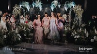 <p>Manuela juga ikut hadir di acara resepsi yang digelar pada malam harinya, lho. Ia bersenang-senang di pesta ketika melakukan sesi First Dance, di mana mempelai pengantin berdansa dengan keluarga besar. (Foto: Instagram @evacelia @terralogical @thebridestory)</p>