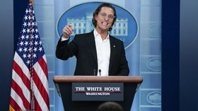 Emosional, Matthew McConaughey Dorong UU Senjata di Gedung Putih