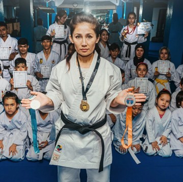 Meena Asadi, Karateka Perempuan Afghanistan yang Latih Anak-anak Pengungsi di Cisarua Bogor