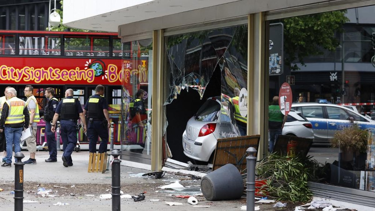 FOTO: Momen Mobil Seruduk Kerumunan Siswa di Berlin Jerman