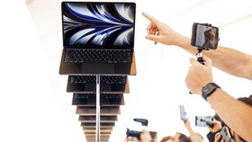 FOTO: MacBook Air Terbaru Lebih Langsing, Rp17 Jutaan