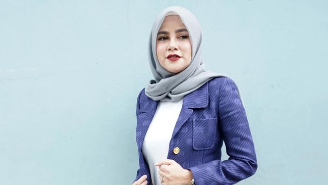 Usai bercerai dari Aufar Hutapea, Olla Ramlan menuliskan pesan untuk kedua anak. Ia minta sang anak tidak melupakan cintanya sebagai ibu.