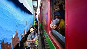FOTO: Wisata Belanja Sambil Beradu Nyali di Pasar Mae Klong Thailand