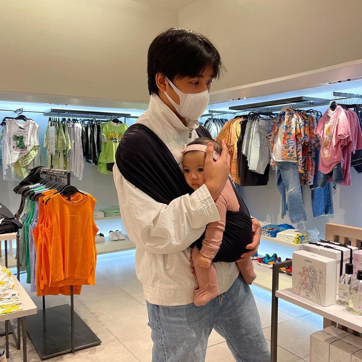 <p>Anak laki-laki satu-satunya di keluarga The Baldy’s itu tidak ragu menggendong Nakeya dengan penuh kelembutan. "Bahagia banget liat pemandangan begini," tulis Nola sebagai keterangan fotonya. (Foto: Instagram @riafinola)<br /><br /><br /></p>