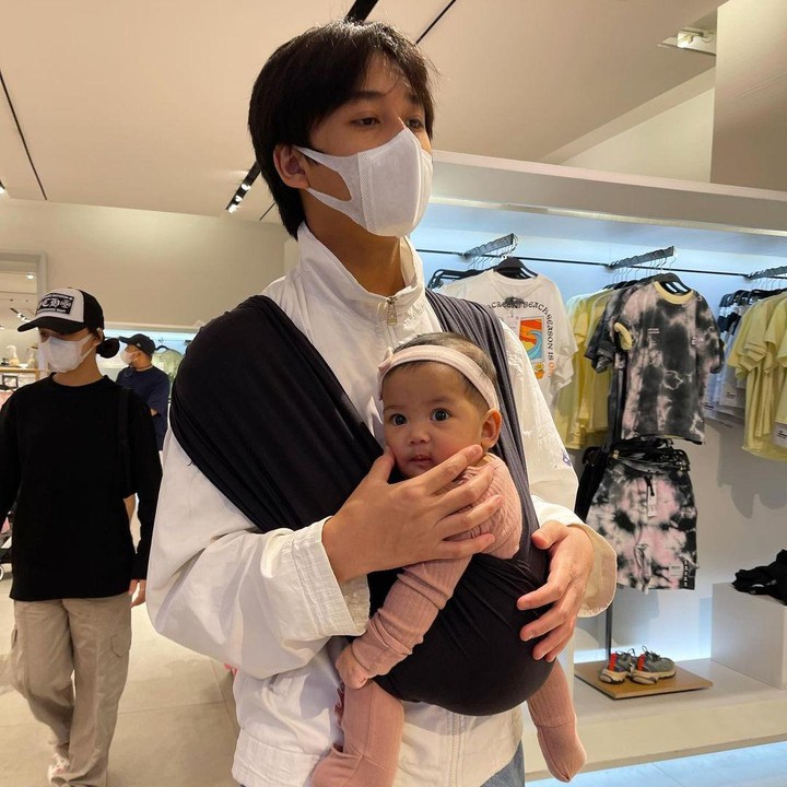 <p>Inilah potret Bevan saat momong Nakeya di mall yang kemudian menuai pujian dari netizen. <em>"Jarang banget ada anak laki yg beda jauh sama adiknya mau gendong adiknya begini dan ga malu,"</em> tulis netizen <em>@wiwi*****</em>. (Foto: Instagram @riafinola)<br /><br /><br /></p>