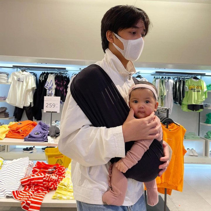 <p>Pemilik nama lengkap Adyano Rafi Bevan Putera ini terpaut perbedaan usia 14 tahun dengan adik bungsunya Nakeya. Meski begitu, Bevan terlihat sangat menyayangi Nakeya. (Foto: Instagram @riafinola)<br /><br /><br /></p>