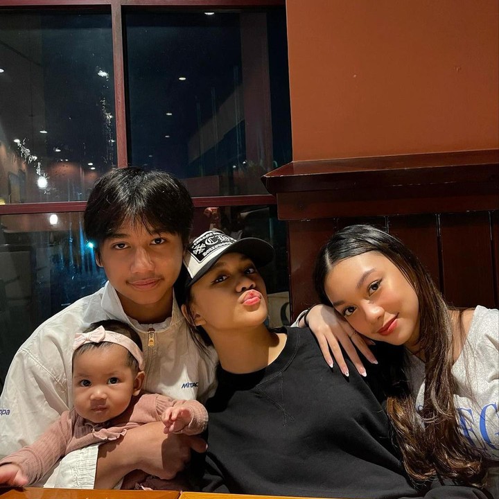 <p>Tidak hanya dengan adik bungsunya, Bevan juga begitu dekat dengan kakaknya Naura dan adiknya yang lain, Neona. (Foto: Instagram @riafinola)<br /><br /><br /></p>