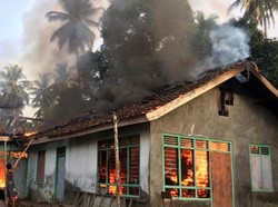 Diduga Depresi, Lansia di Tanggamus Bakar Rumahnya Sendiri