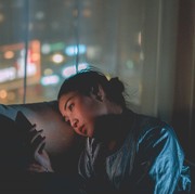 4 Bahaya Mengintai dari Kebiasaan Sering Main HP di Tempat Gelap, Duh Ternyata!