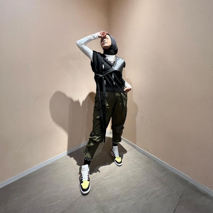 <p>Netizen yang melihat unggahan darinya juga kerap memberikan komentar positif, lho. Beberapa di antaranya bahkan menyebut bunda dua orang anak ini awet muda. (Foto: Instagram @tantrisyalindri)<br /><br /><br /></p>