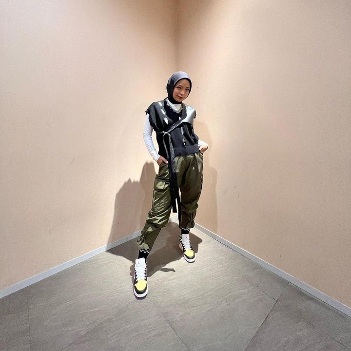 <p>Tantri yang kini tampil berhijab juga tak ragu mengeksplor busana hingga selalu terlihat fashionable. (Foto: Instagram @tantrisyalindri)<br /><br /><br /></p>