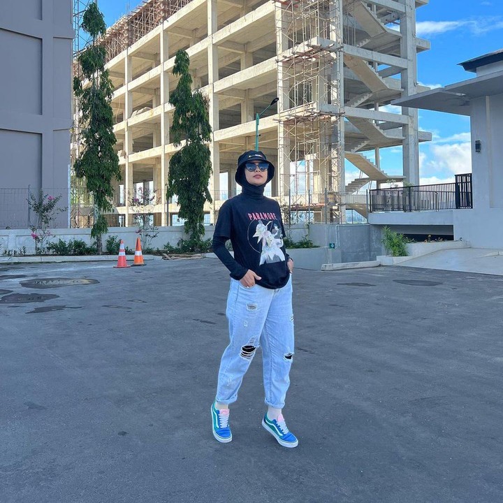 <p>Semenjak saat itu, Tantri juga makin sering mengunggah foto OOTD-nya. Dengan gaya yang super stylish, Tantri tak terlihat seperti Bunda yang sudah memiliki dua anak, ya. (Foto: Instagram @tantrisyalindri)<br /><br /><br /></p>