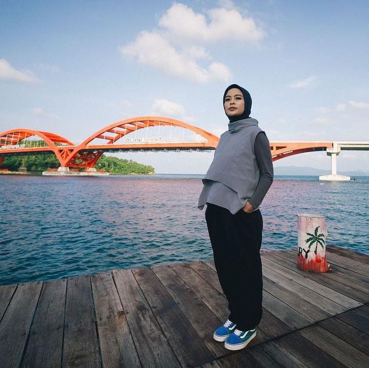 <p>Gaya berpakaian Tantri ini juga bisa jadi inspirasi Bunda yang ingin tampil stylish dengan hijabnya, lho! Bunda suka yang mana? (Foto: Instagram @tantrisyalindri)</p>