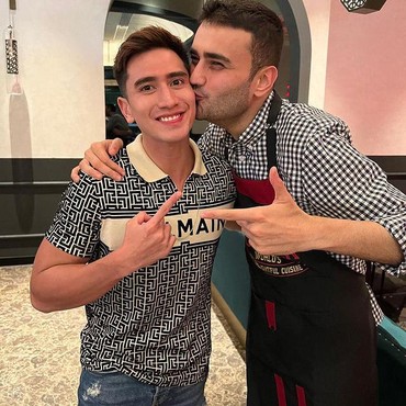 7 Potret Verrell Bramasta Dicium Chef Bule Tampan Jadi Sorotan