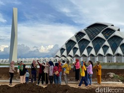 Snapshot: Wisata Swafoto Gratis di Masjid Al Jabbar Rancangan RK