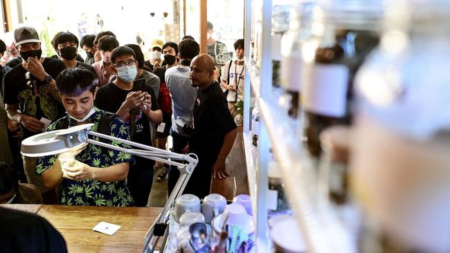 Warga Thailand Antre Beli Ganja: Cuma Mau Coba-coba 'High' Warga Thailand langsung berbondong-bondong mengantre membeli ganja setelah undang-undang legalisasi mariyuana resmi diterapkan hari ini, Kamis (9/6).