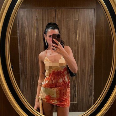 6 Potret Penampilan Dua Lipa Pakai Gaun Tipis Menerawang Jadi Sorotan